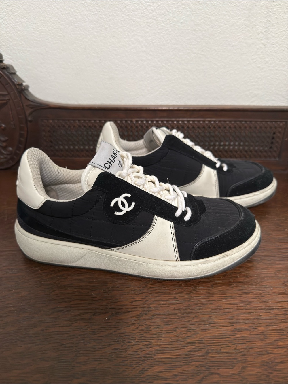 Chanel 2023 Interlocking CC Logo Low-Top Sneakers Black White Suede Size 39